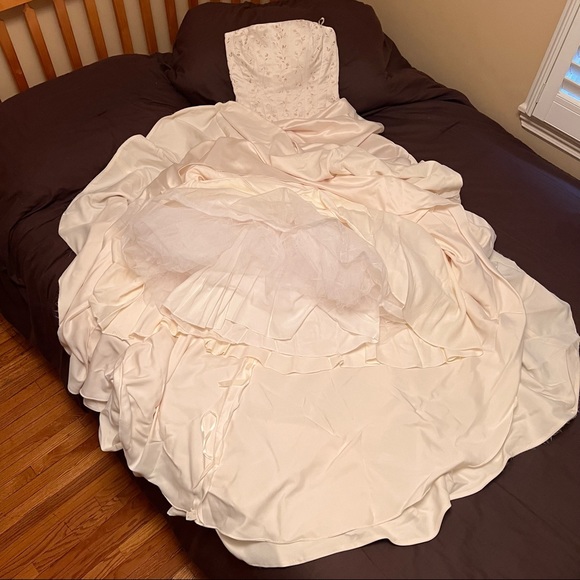 Wedding dress size SMALL. / Size 4. Brand, Mikalla. - Picture 2 of 7